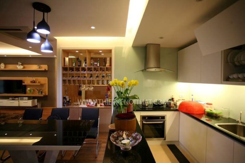 Morehome sử dụng thiết kế kệ tủ đơn giản đa ngăn, đảm bảo tính công năng và không làm ảnh hưởng đến diện tích sử dụng mẫu tủ bếp gỗ công nghiệp An Cường