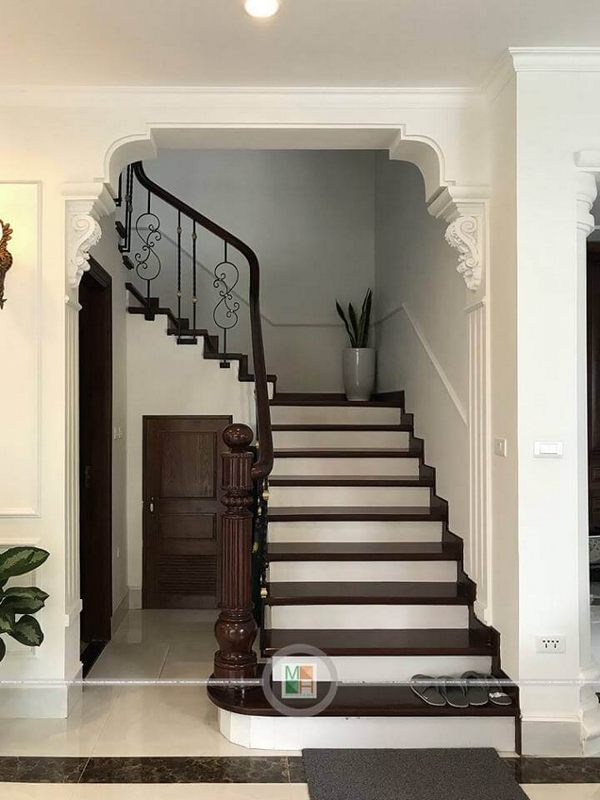 Tay vịn cầu thang gỗ óc chó đẹp, cao cấp cho biệt thự ecopark