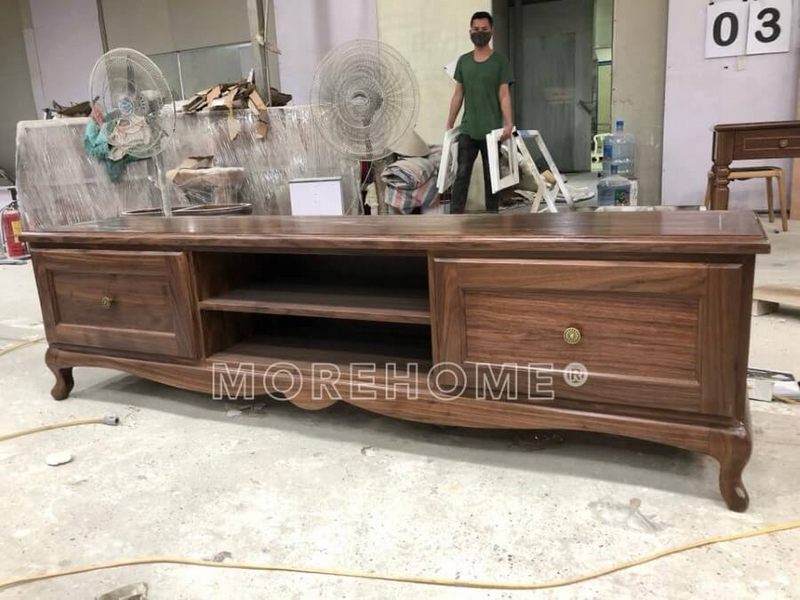 Xưởng sản xuất kệ tivi gỗ óc chó cao cấp tân điển của Nội thất MoreHome được trang bị nhiều hệ thống máy móc hiện đại, cùng đội ngũ tay nghề thợ sản xuất nhiều năm kinh nghiệm.