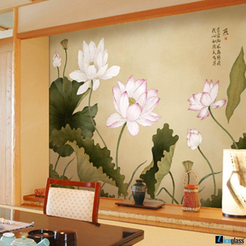 . Mẫu tranh kính ốp tường in 3D hoa sen giúp không gian làm việc của gia chủ trở nên đẹp bình dị, mộc mạc mà thanh cao, và còn có ý nghĩa phong thủy sâu sắc.